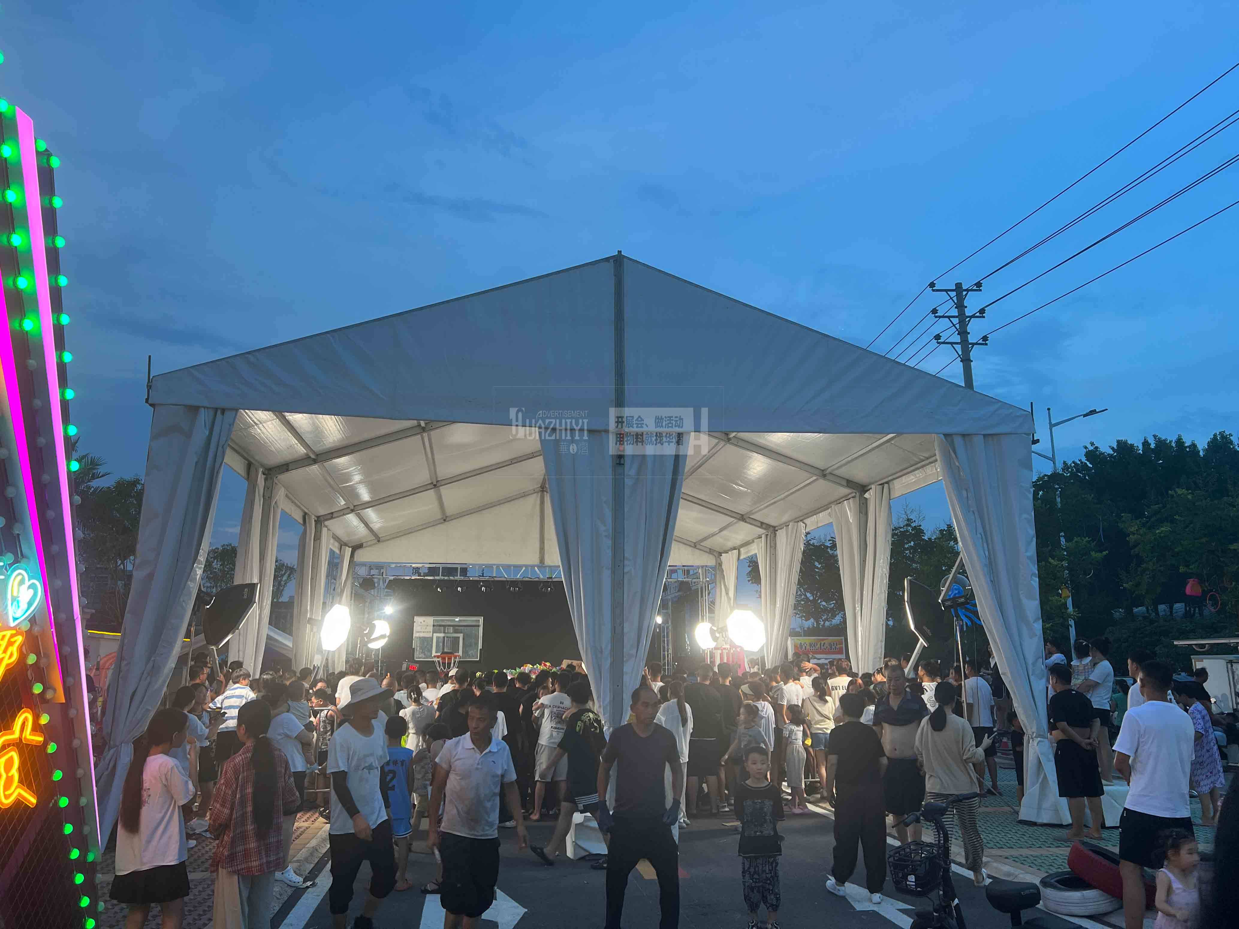 鄭州婚慶篷房租賃搭配燈光營造出一種溫馨的感覺